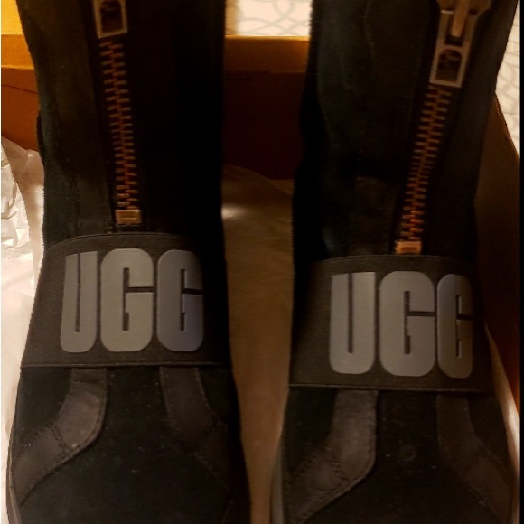 Ugg Boots- like New - Picture 2 of 4